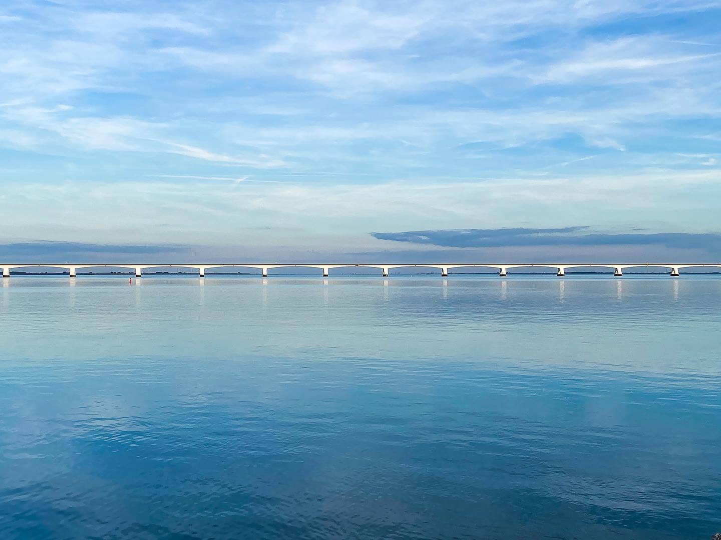 𝗘𝗘𝗡𝗩𝗢𝗨𝗗
Meer is het niet, maar het is alles 💙 Blauw boven en onder, en een witte brug die lucht en water scheidt. Hoe simpel en mooi kan het zijn?

#groetenuitzierikzee